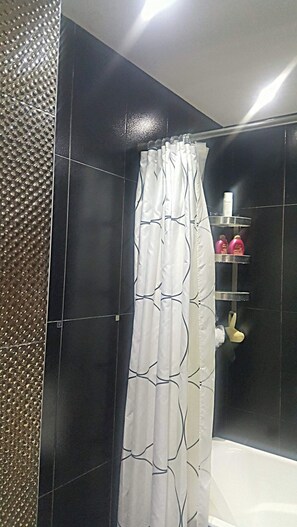 Doccia, asciugacapelli, asciugamani, sapone
