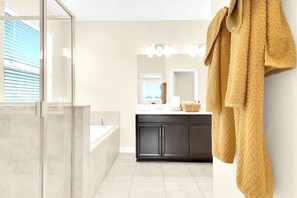 Douche, serviettes fournies, papier de toilette