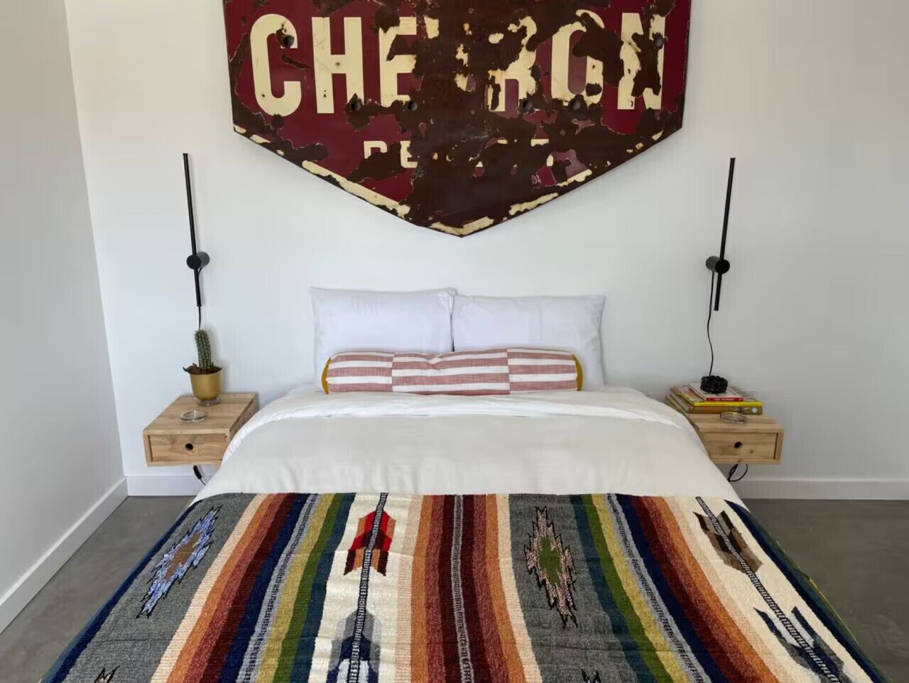 2 bedrooms, desk, WiFi (free), bed sheets