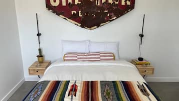 2 bedrooms, desk, WiFi (free), bed sheets