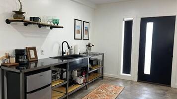 Réfrigérateur, four à micro-ondes, un four, surface de cuisson