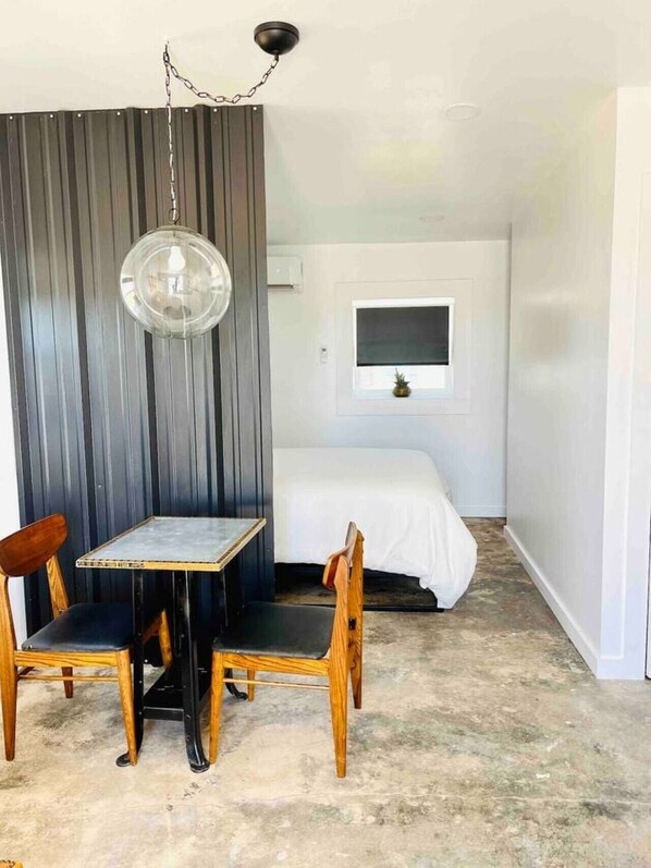 Escritorio, wifi gratis y ropa de cama 