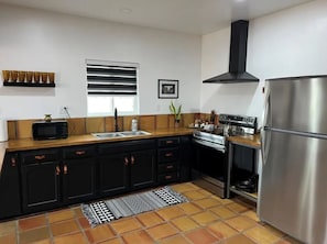 Frigorífic, microones, forn i placa de cuina