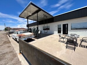Outdoor dining - Pik-Pak D - "Tuff’s Place" (Marfa)