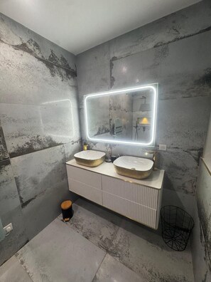 Hårføner, håndklær og toalettpapir