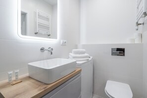 Dusche, Haartrockner, Handtücher