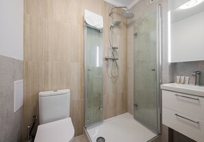 Dusche, Haartrockner, Handtücher