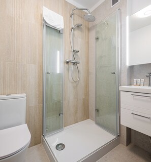 Douche, séchoir à cheveux, serviettes fournies