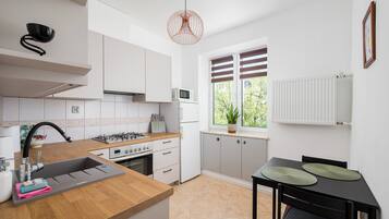 Frigorifero, microonde, forno, piano cottura