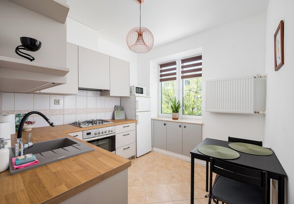 Fridge, microwave, oven, stovetop