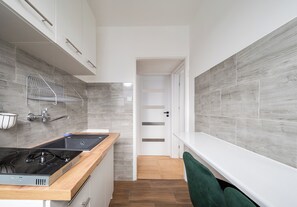 Kühlschrank, Mikrowelle, Herdplatte