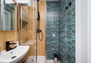 Dusche, Haartrockner, Handtücher