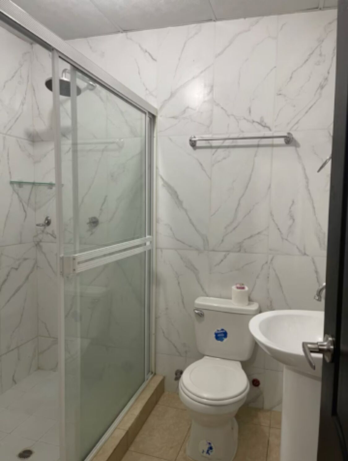 Douche, savon, papier toilette