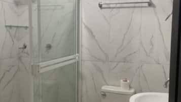 Ducha, jabón, papel higiénico