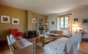 Televisio, takka, pöytäjalkapallopöytä, pöytätennispöytä