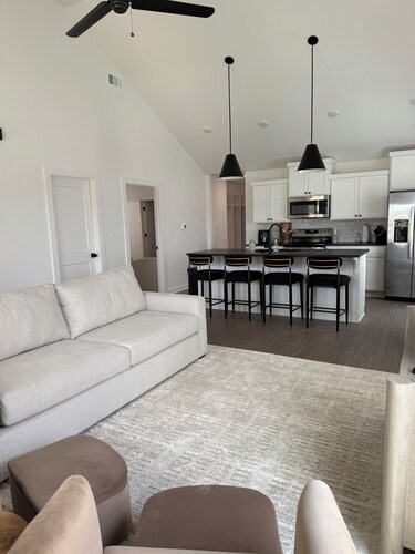 The White Lotus - walking distance to ACHE or ARCBest