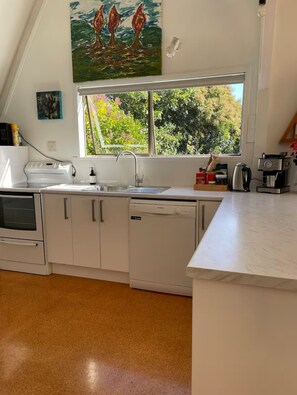 Micro-ondes, four, plaque de cuisson, lave-vaisselle