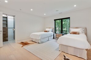 5 bedrooms, desk, iron/ironing board, free WiFi