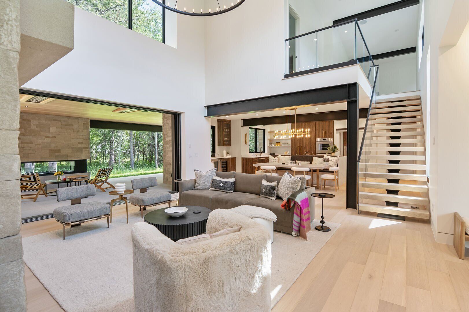 Smart-TV, Kamin, Tischtennisplatte, Stereoanlage