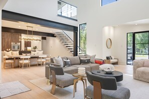 Een smart-tv, een open haard, een tafeltennistafel en een stereo