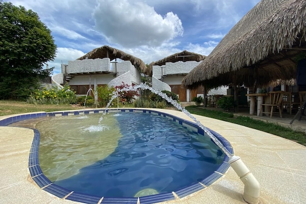 Een buitenzwembad en ligstoelen