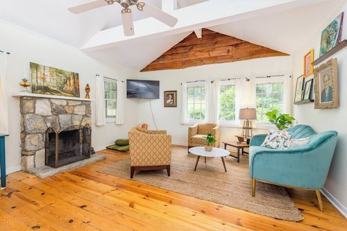 Art-Filled Mountain Cabin | 2BR + Hiking Nearby