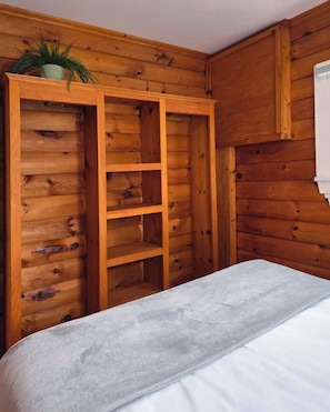 2 bedrooms, iron/ironing board, travel crib, WiFi - Cottage #2 Hunts Point Beach Cottages  2 bedrooms (Hunts Point)