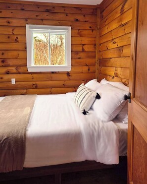 2 bedrooms, iron/ironing board, travel crib, WiFi - Hunts Point 2-BR Coastal Retreat - Cottage # 3 (Hunts Point)