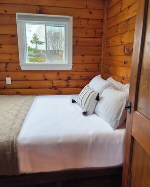2 bedrooms, iron/ironing board, travel crib, WiFi - Hunts Point 2-BR Coastal Retreat - Cottage # 4 (Hunts Point)