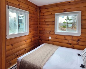2 bedrooms, iron/ironing board, travel crib, WiFi - Hunts Point 2-BR Coastal Retreat - Cottage # 4 (Hunts Point)