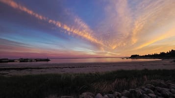 På stranden