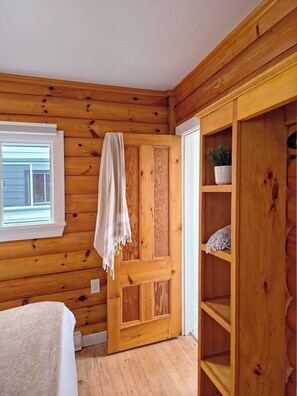 1 bedroom, iron/ironing board, travel crib, WiFi - Cottage # 7 Hunts Point Beach Cottages 1 Bedroom (Hunts Point)