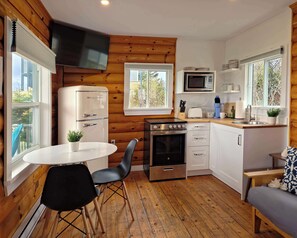 Fridge, microwave, oven, stovetop - Cottage # 9 Hunts Point Beach Cottages - 1 bedroom (Hunts Point)