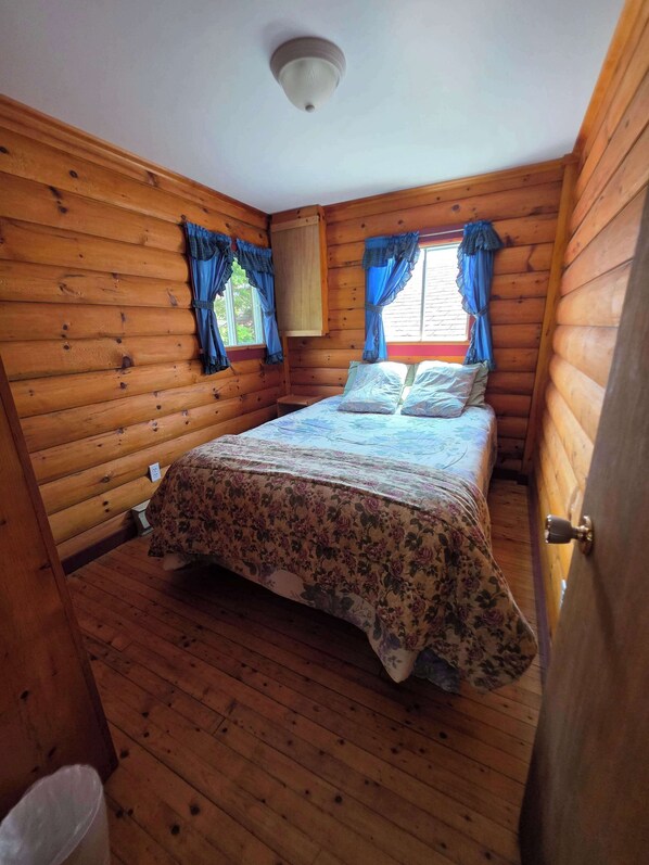 2 slaapkamers, een strijkplank/strijkijzer, reisbedje, wifi