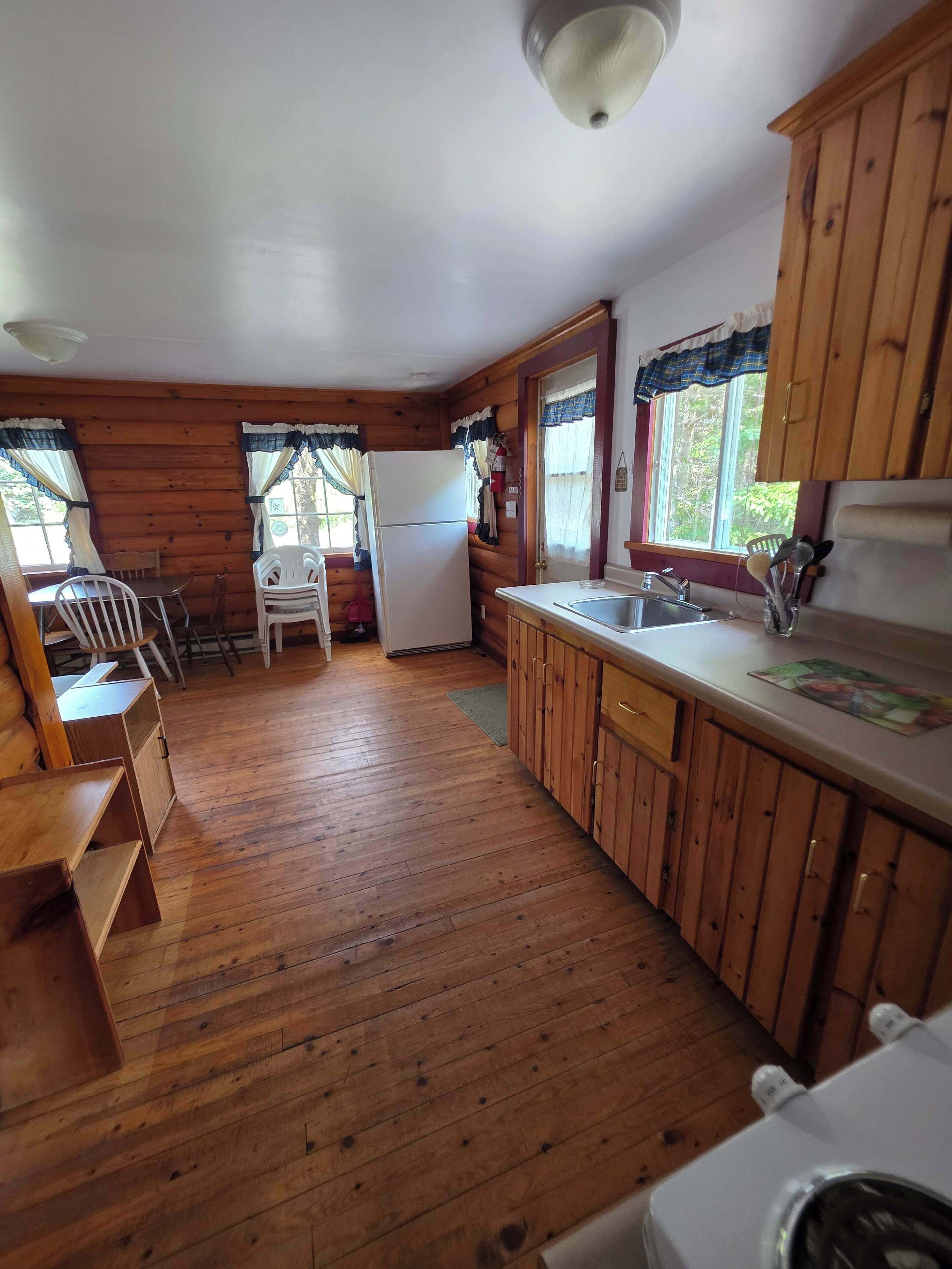 Kühlschrank, Mikrowelle, Herdplatte, Wasserkocher mit Kaffee-/Teezubehör