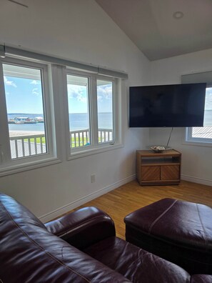 TV - Pent House at Hunts Point Beach Cottages (Hunts Point)