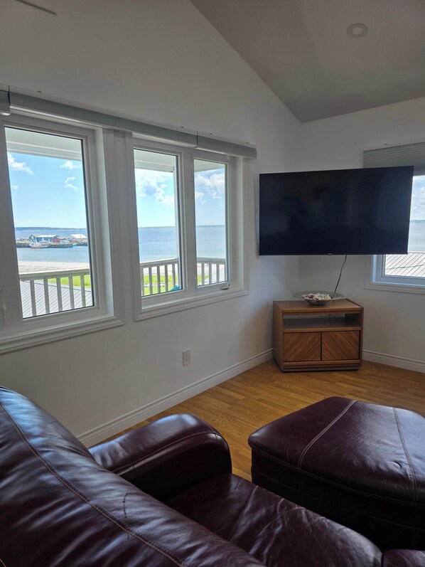 TV - Pent House at Hunts Point Beach Cottages (Hunts Point)