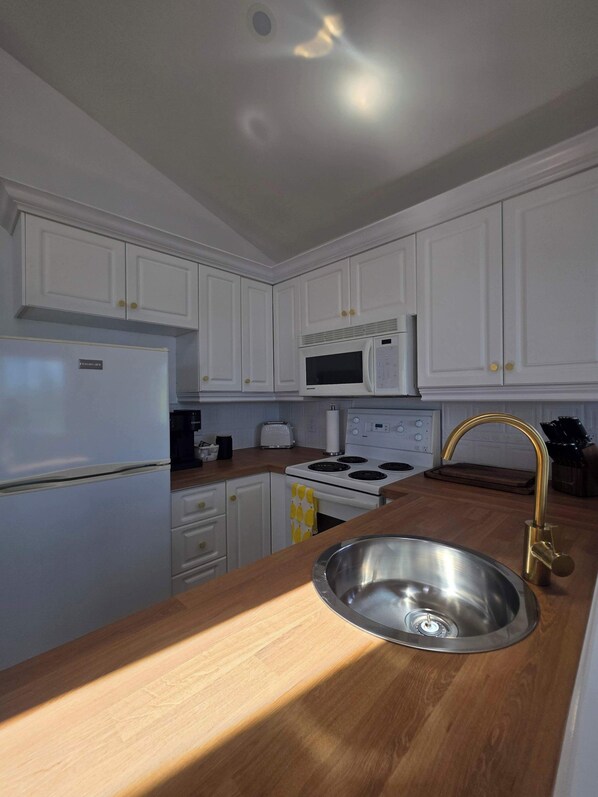 Fridge, microwave, oven, stovetop - Pent House at Hunts Point Beach Cottages (Hunts Point)