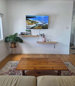 TV - Hunts Point Beachside Suite #11 (Hunts Point)