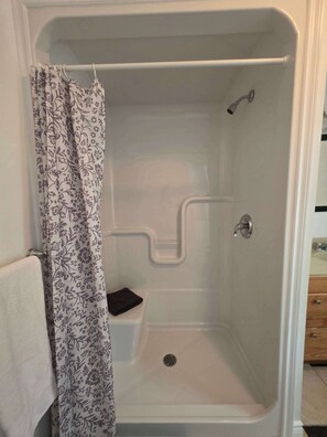Dusche, Haartrockner, Handtücher
