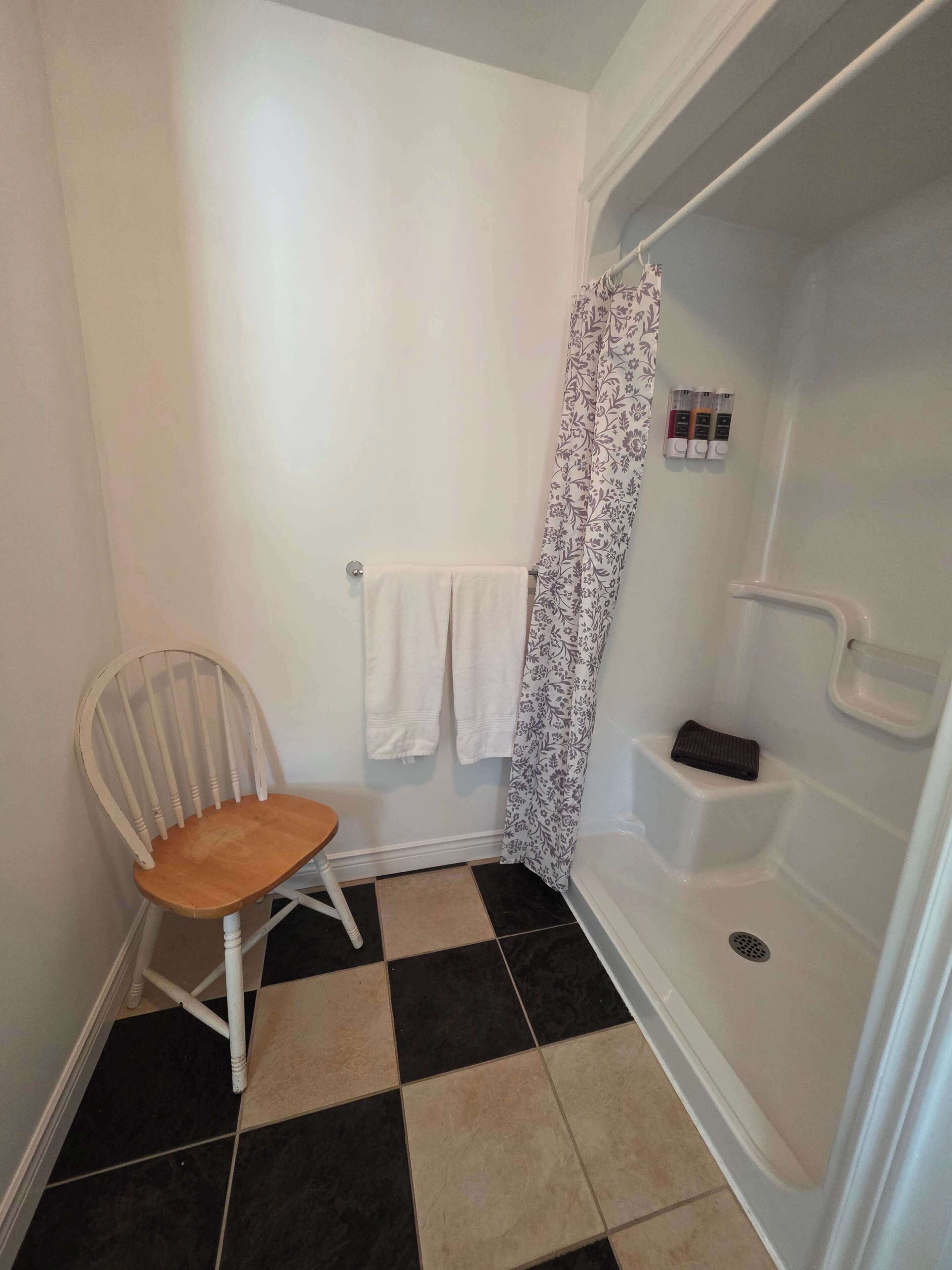 Douche, sèche-cheveux, serviettes fournies
