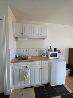 Microwave, coffee/tea maker, toaster, cookware/dishes/utensils