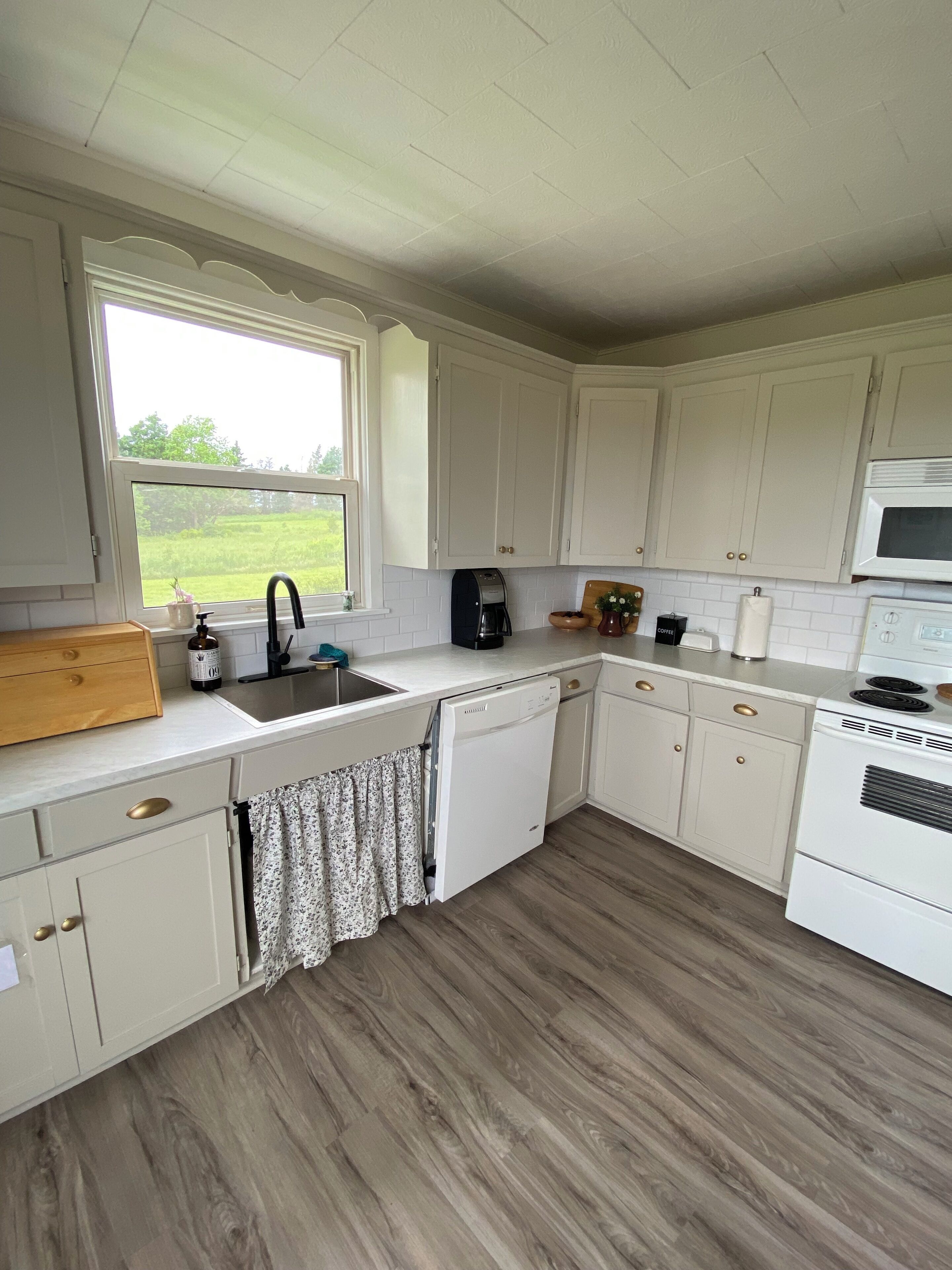 Microondas, horno, parrilla de estufa y lavavajillas 