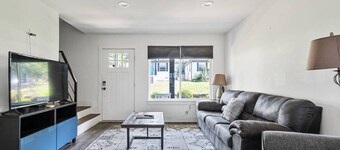 Stylish 2BR Townhouse Near Uptown – Your Perfect Home Base!