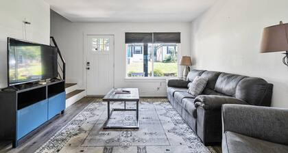 Sleek 2BR Townhouse, Stones throw to Uptown