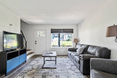 Sleek 2BR Townhouse, Stones throw to Uptown