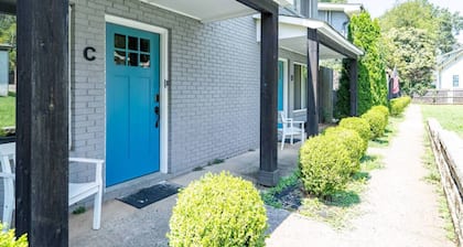 Sleek 2BR Townhouse, Stones throw to Uptown