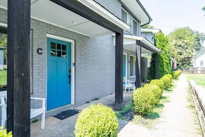 Sleek 2BR Townhouse, Stones throw to Uptown