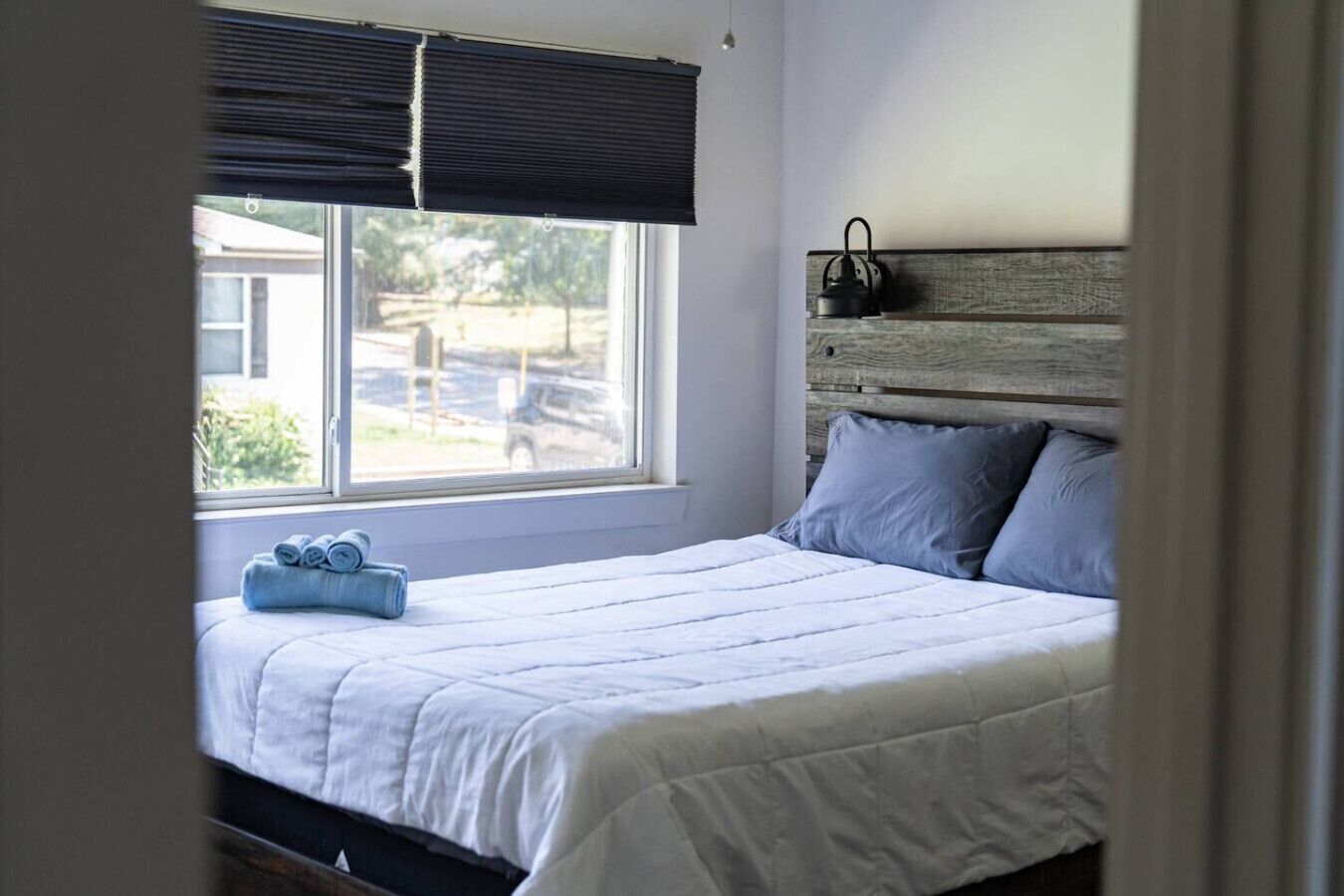 Iron/ironing board, free WiFi, bed sheets