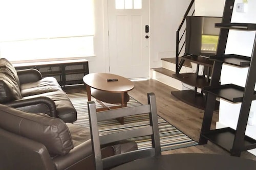 Stylish 2BR Townhouse Near Uptown – Your Perfect Home Base!